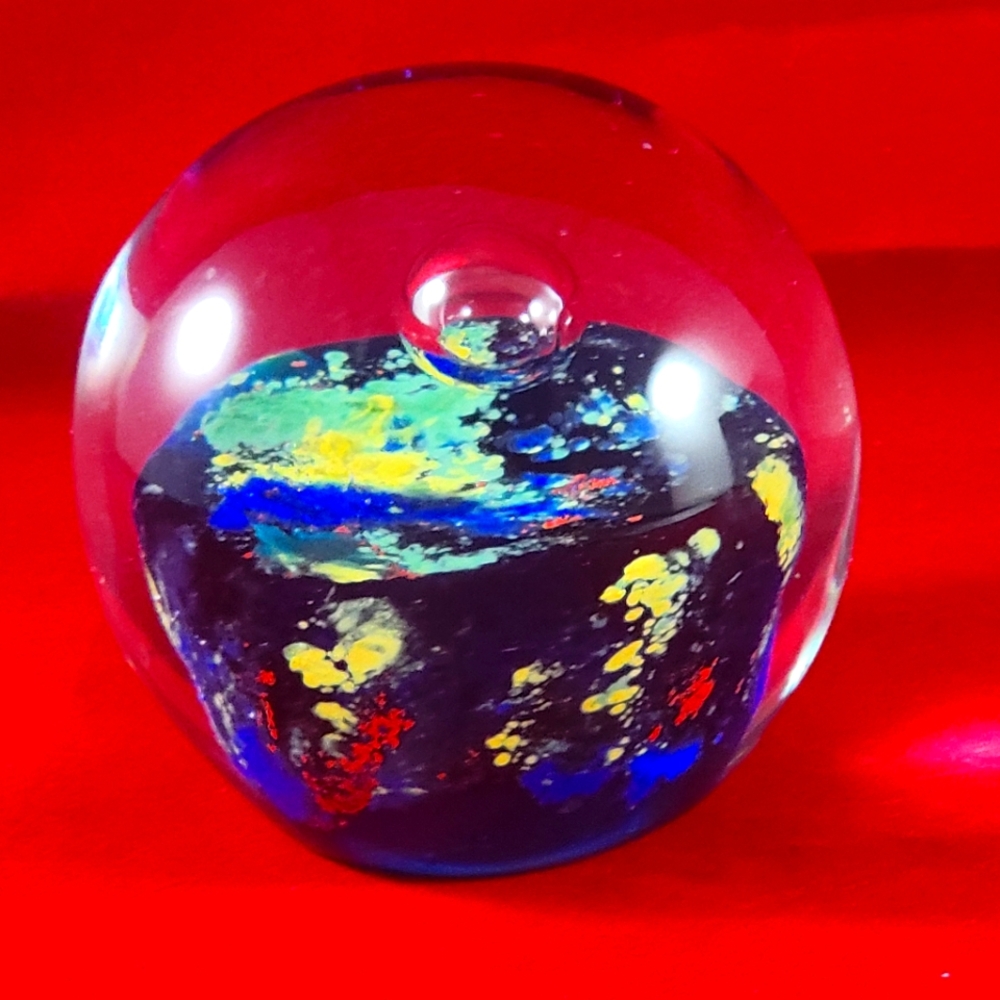 COLECTIBAL HAND BLOWN ART GLASS PAPERWEIGHT, LARGE .